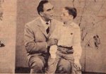 Ein kleiner Junge ist stolz, seinem Sporthelden Heinrich Fischer Fragen stellen zu dürfen Quelle: Film- und Fernsehmuseum Hamburg e.V.