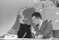 Der Chow Chow Armi und Werner Baecker in der aktuellen Schaubude. Quelle: Staatsarchiv Hamburg © Fernsehmuseum Hamburg e.V.