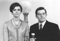 Marie-Louise Steinbauer und Christian Müller moderieren die 1967 zum 10-jährigen Jubiläum der aktuellen Schaubude. Quelle: Staatsarchiv Hamburg © Fernsehmuseum Hamburg e.V.
