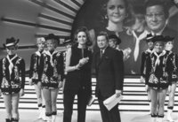 Marie-Louise Steinbauer und Christian Müller moderieren die aktuelle Schaubude. Quelle: Staatsarchiv Hamburg © Fernsehmuseum Hamburg e.V.